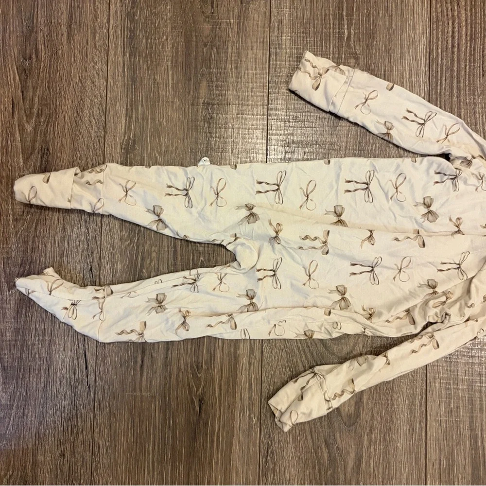 Cream Footie with Bow Pattern - Picture 5 of 5